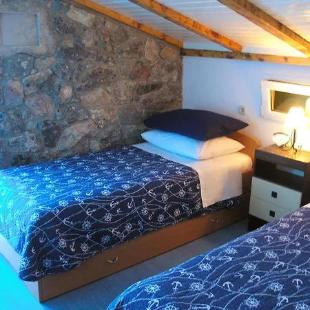 Seaside Family Friendly House With A Swimming Pool Cove Pernatice, Drvenik - 11590 Holiday home Veliki Drvenik